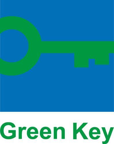 Nell'immagine, il logo della certificazione Green Key, con una chiave verde su sfondo azzurro.